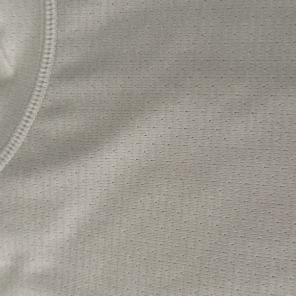 Vuori NWT Men’s Tradewind Performance Tee in light gray Size M - Picture 2 of 7